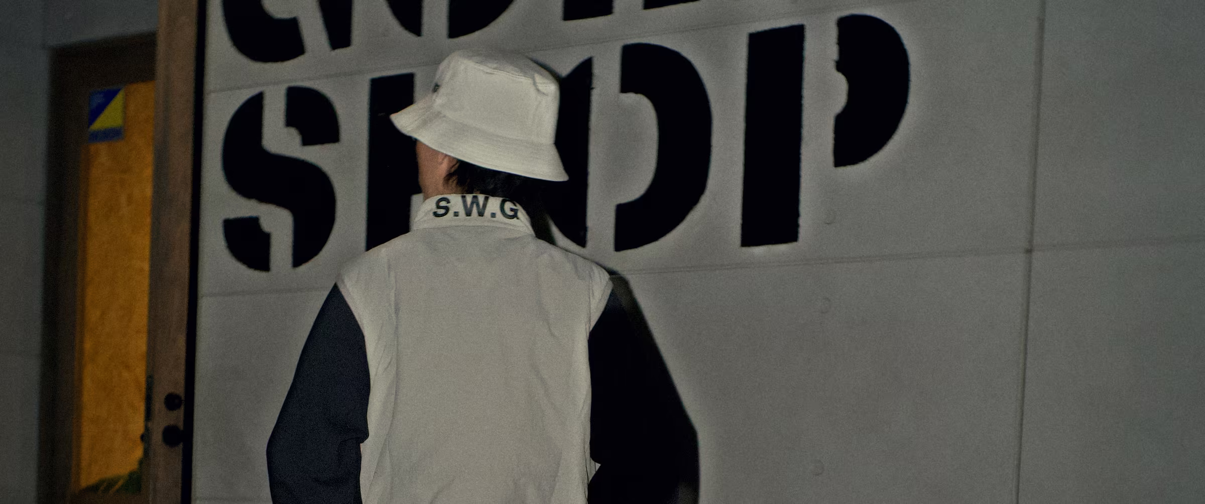 S.W.G のベストを、背中から。